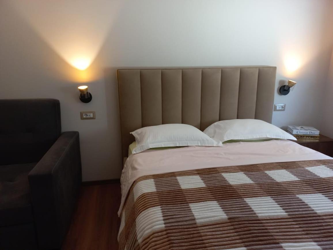 Penthouse Rooms & Aparts Tiranë Ngoại thất bức ảnh